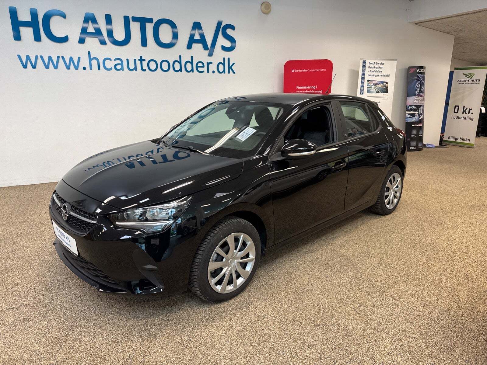 Sort Opel Corsa-e fra 2023 set udefra