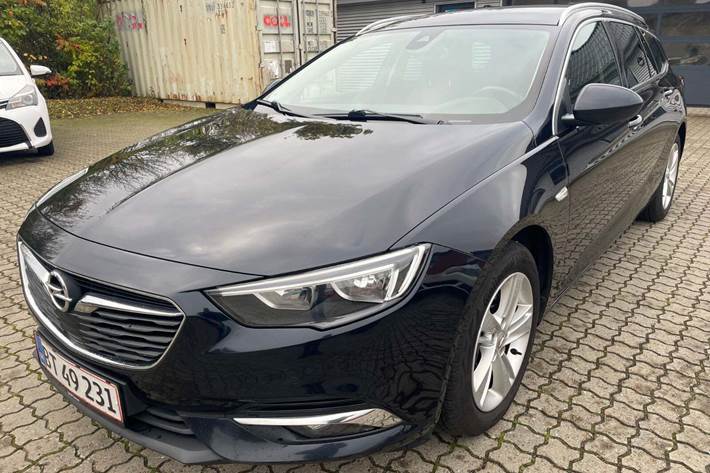 Blå Opel Insignia fra 2018 set udefra
