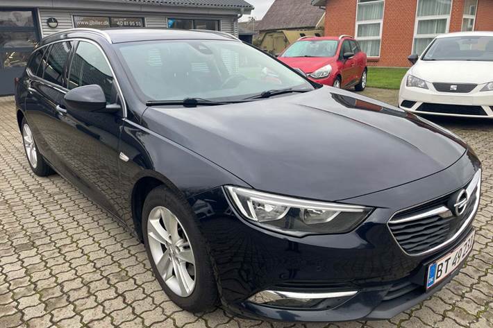 Blå Opel Insignia fra 2018