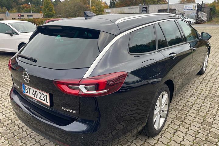 Blå Opel Insignia fra 2018