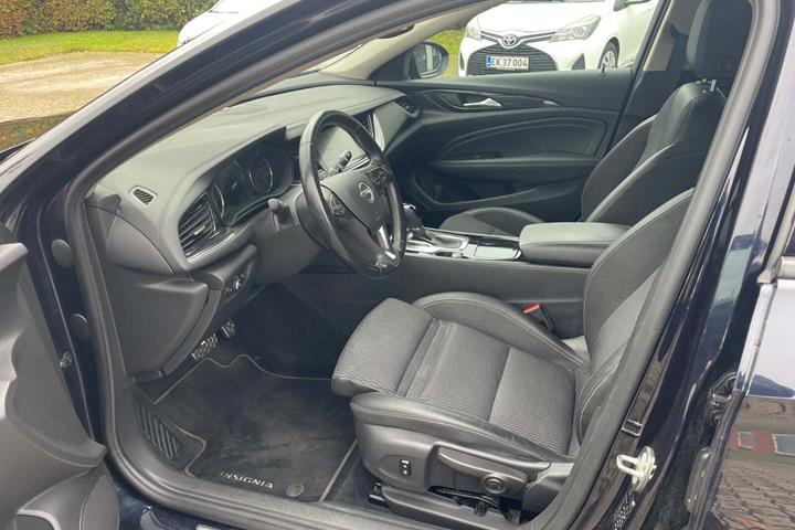 Blå Opel Insignia fra 2018