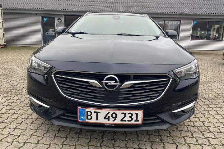 Blå Opel Insignia fra 2018
