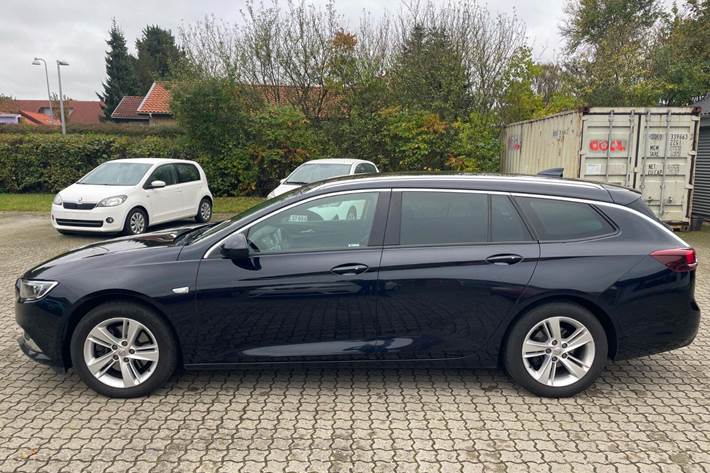 Blå Opel Insignia fra 2018