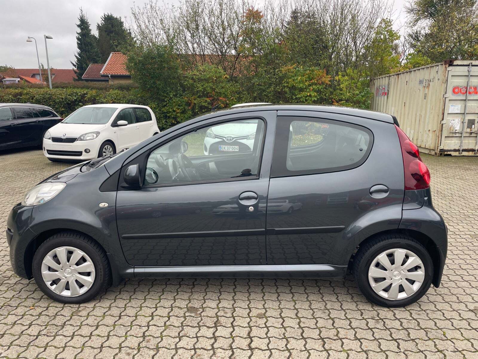 Grå Peugeot 107 fra 2014