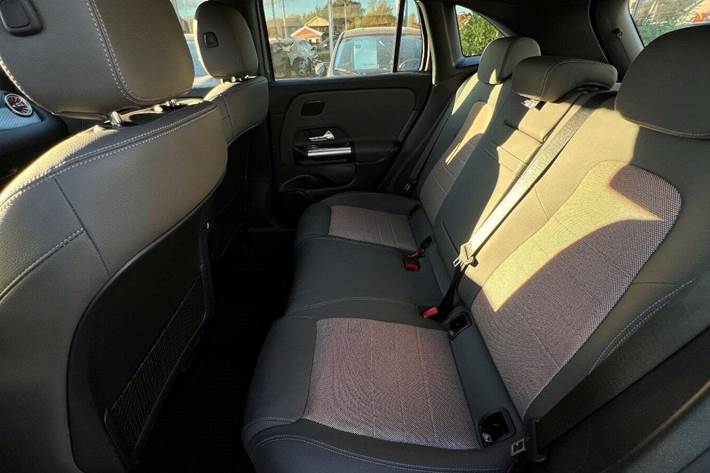 Grå Mercedes EQA300 fra 2024