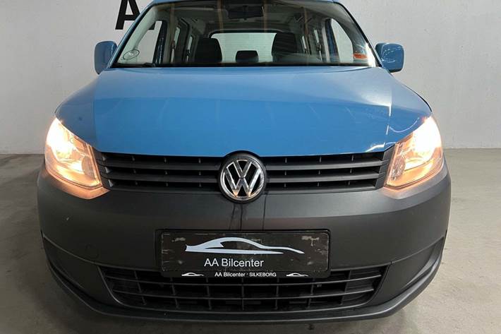Blå VW Caddy fra 2011 set udefra