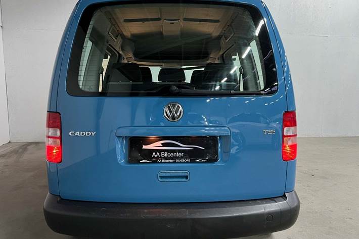 Blå VW Caddy fra 2011 set udefra