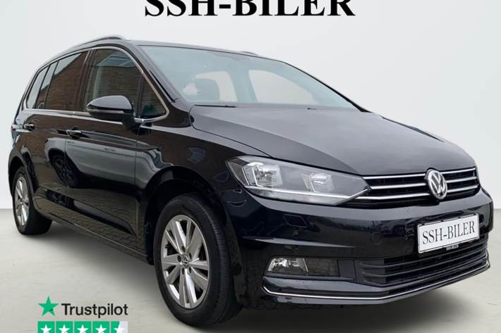 Sort VW Touran fra 2020 set udefra