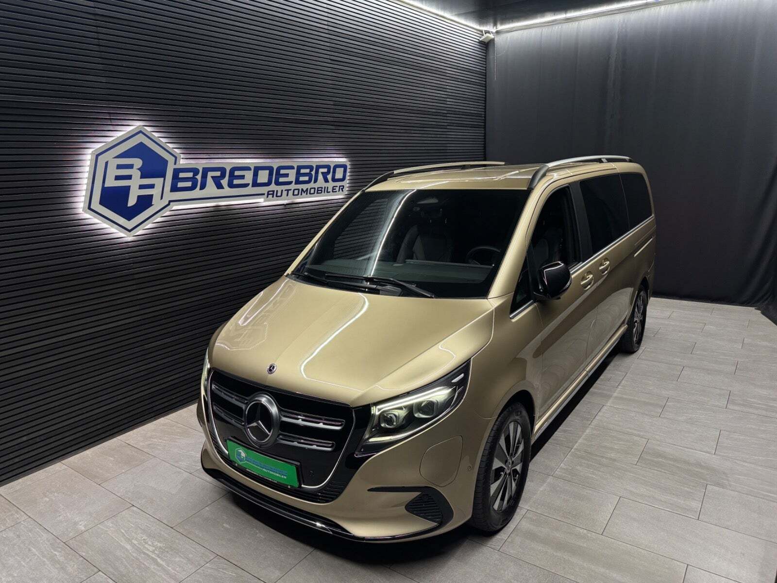 Beige Mercedes EQV300 fra 2024 set udefra