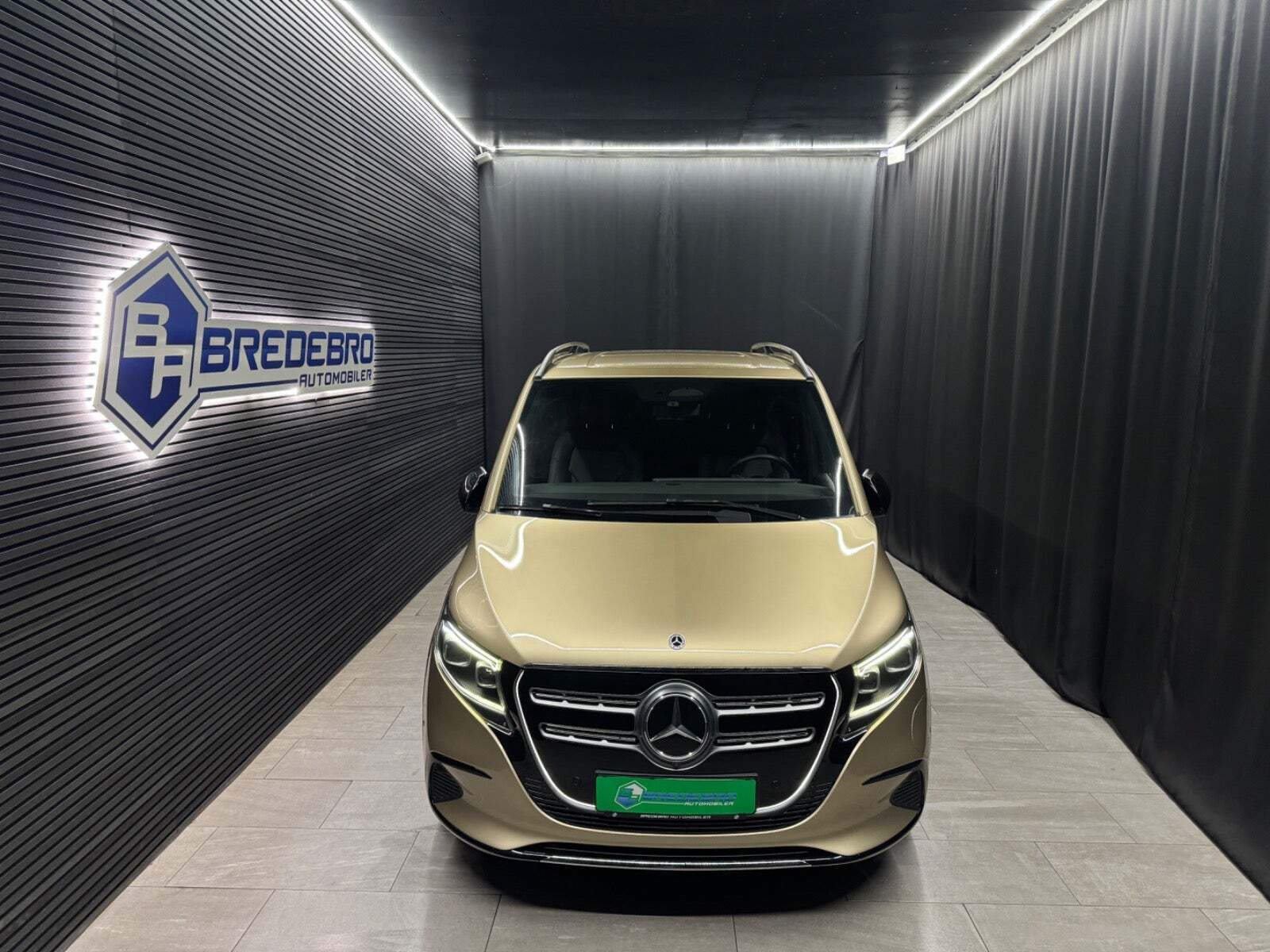 Beige Mercedes EQV300 fra 2024