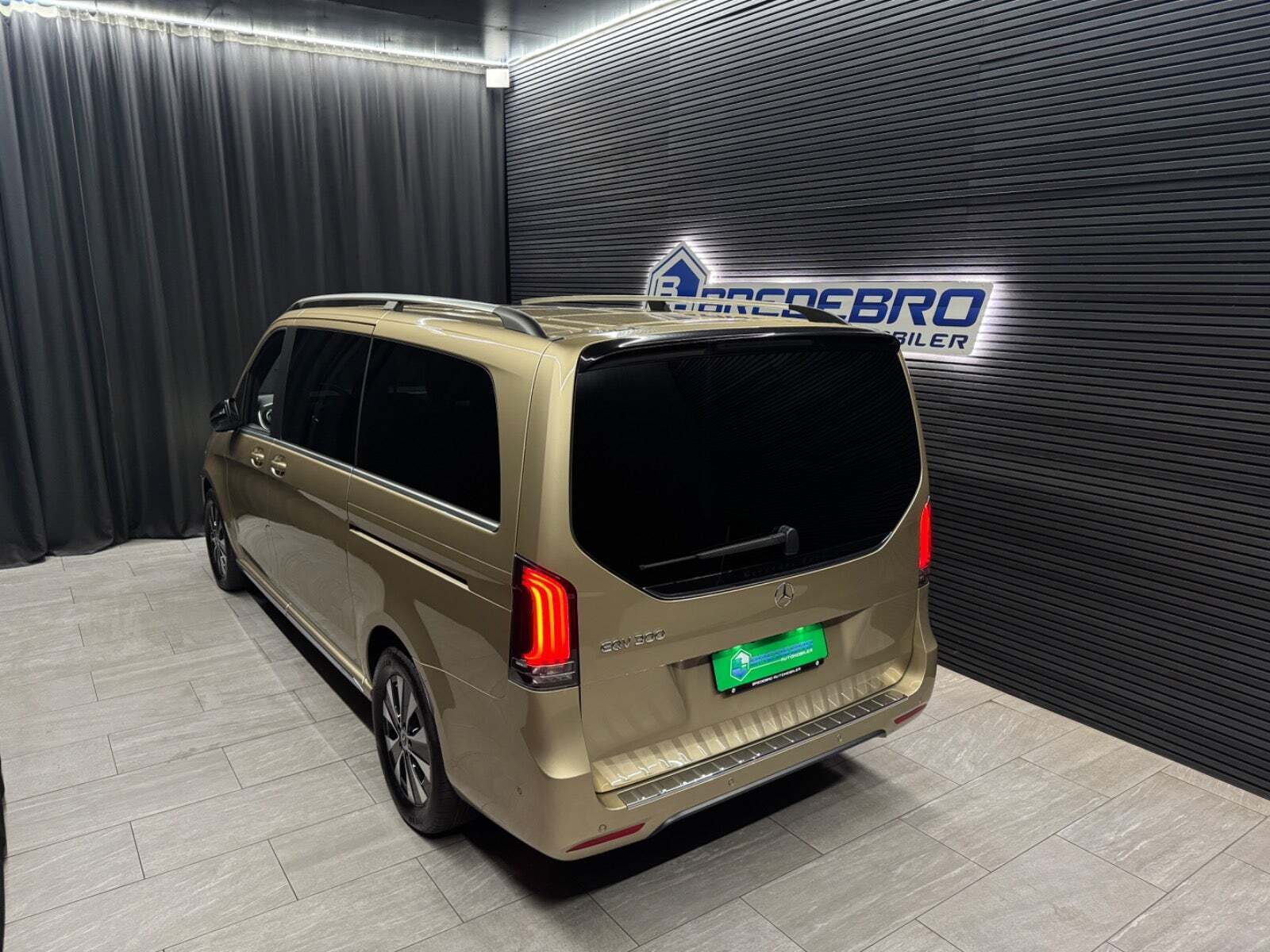 Beige Mercedes EQV300 fra 2024