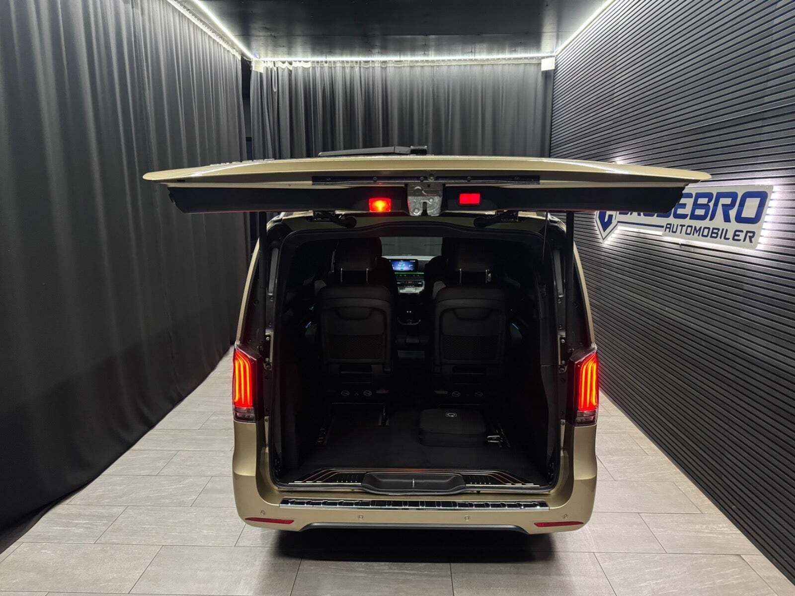 Beige Mercedes EQV300 fra 2024