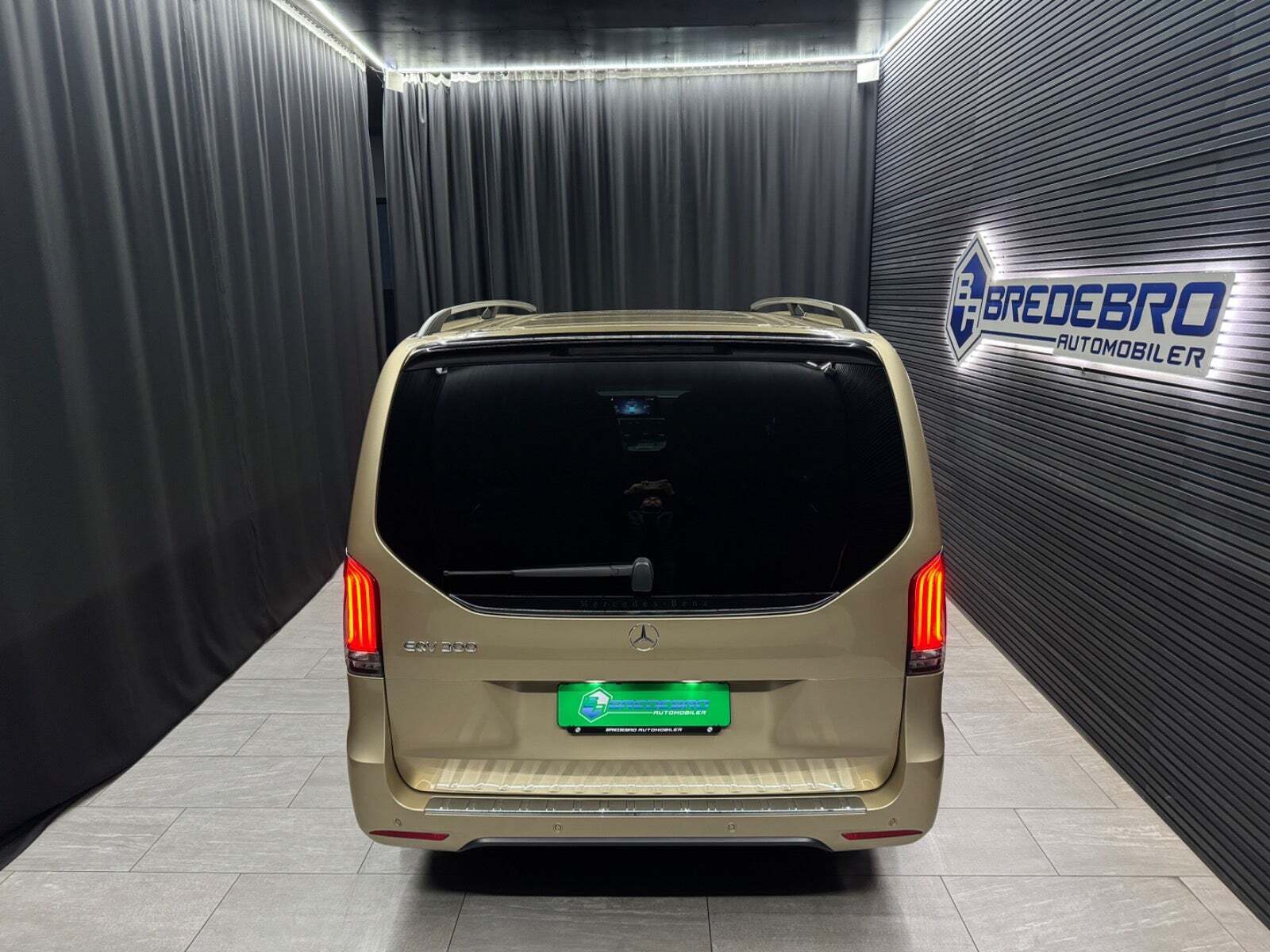 Beige Mercedes EQV300 fra 2024