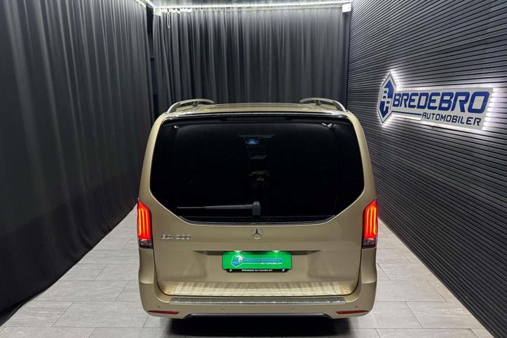 Beige Mercedes EQV300 fra 2024