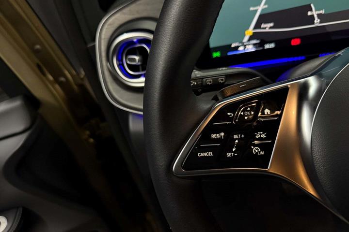 Beige Mercedes EQV300 fra 2024
