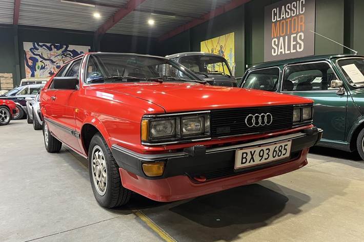 Rød Audi 80 fra 1982 set udefra