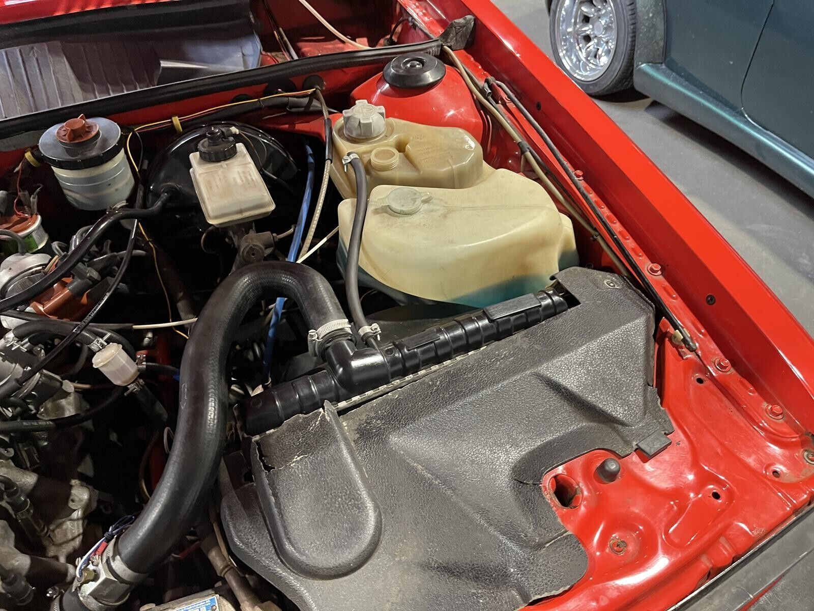 Rød Audi 80 fra 1982 set udefra