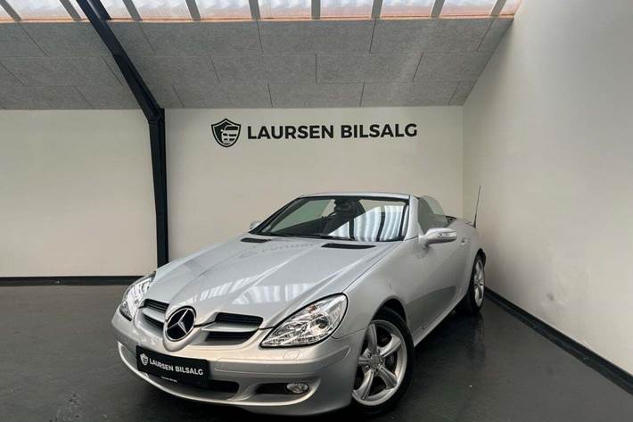 Sølv Mercedes SLK350 fra 2004 set udefra
