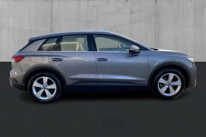 Grå Audi Q4 e-tron fra 2021