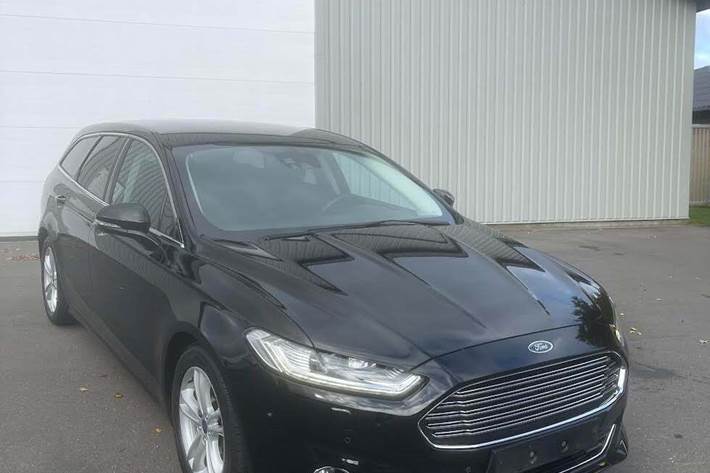 Sort Ford Mondeo fra 2016 set udefra