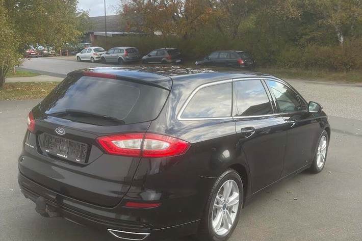 Sort Ford Mondeo fra 2016