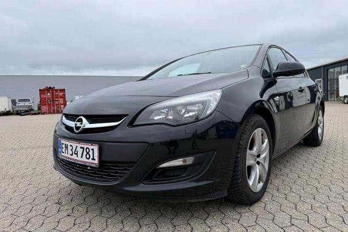 Sort Opel Astra fra 2013 set udefra