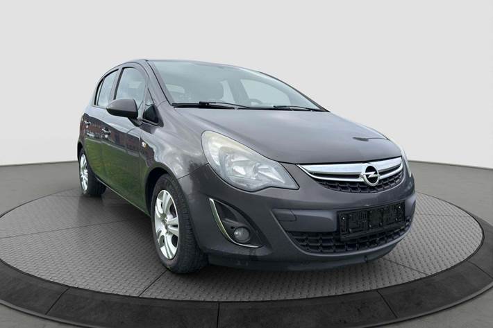 Sort Opel Corsa fra 2014 set udefra