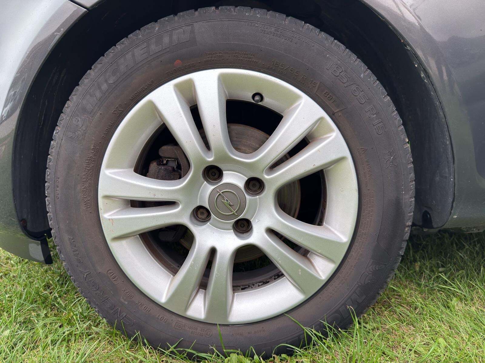 Sort Opel Corsa fra 2014