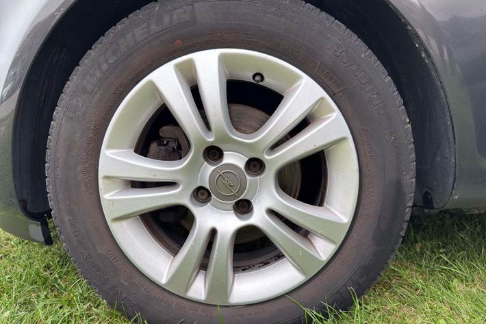 Sort Opel Corsa fra 2014