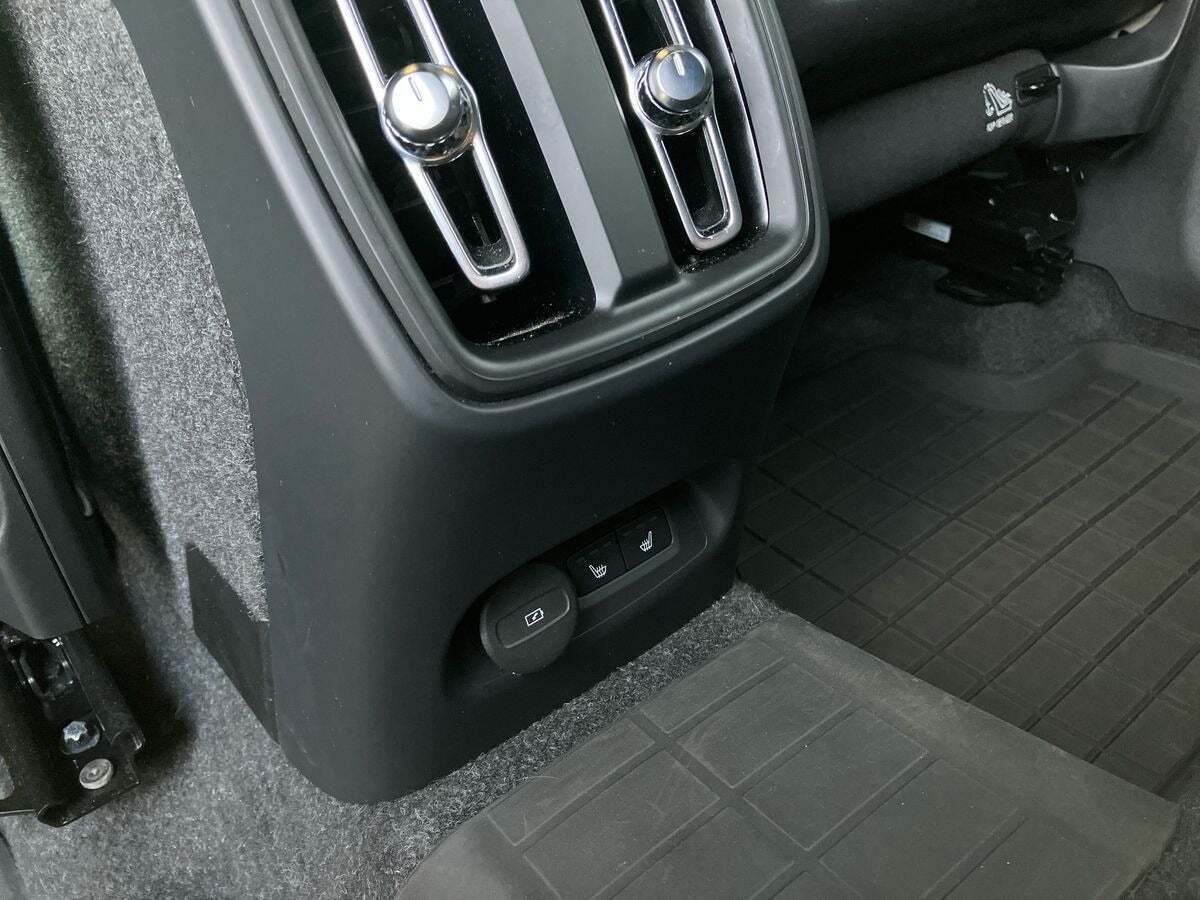 Sølv Volvo EX40 fra 2025