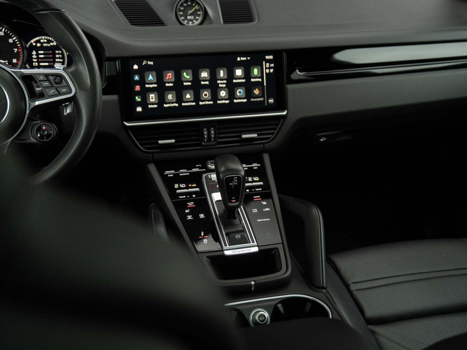 Sort Porsche Cayenne fra 2021 set indefra