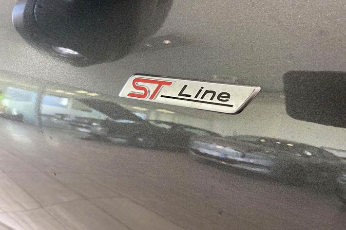 Grå Ford Kuga fra 2025