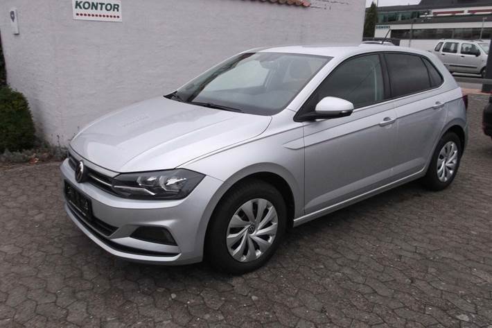 Sølv VW Polo fra 2021 set udefra