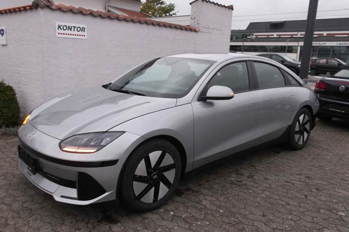 Sølv Hyundai Ioniq 6 fra 2025 set udefra