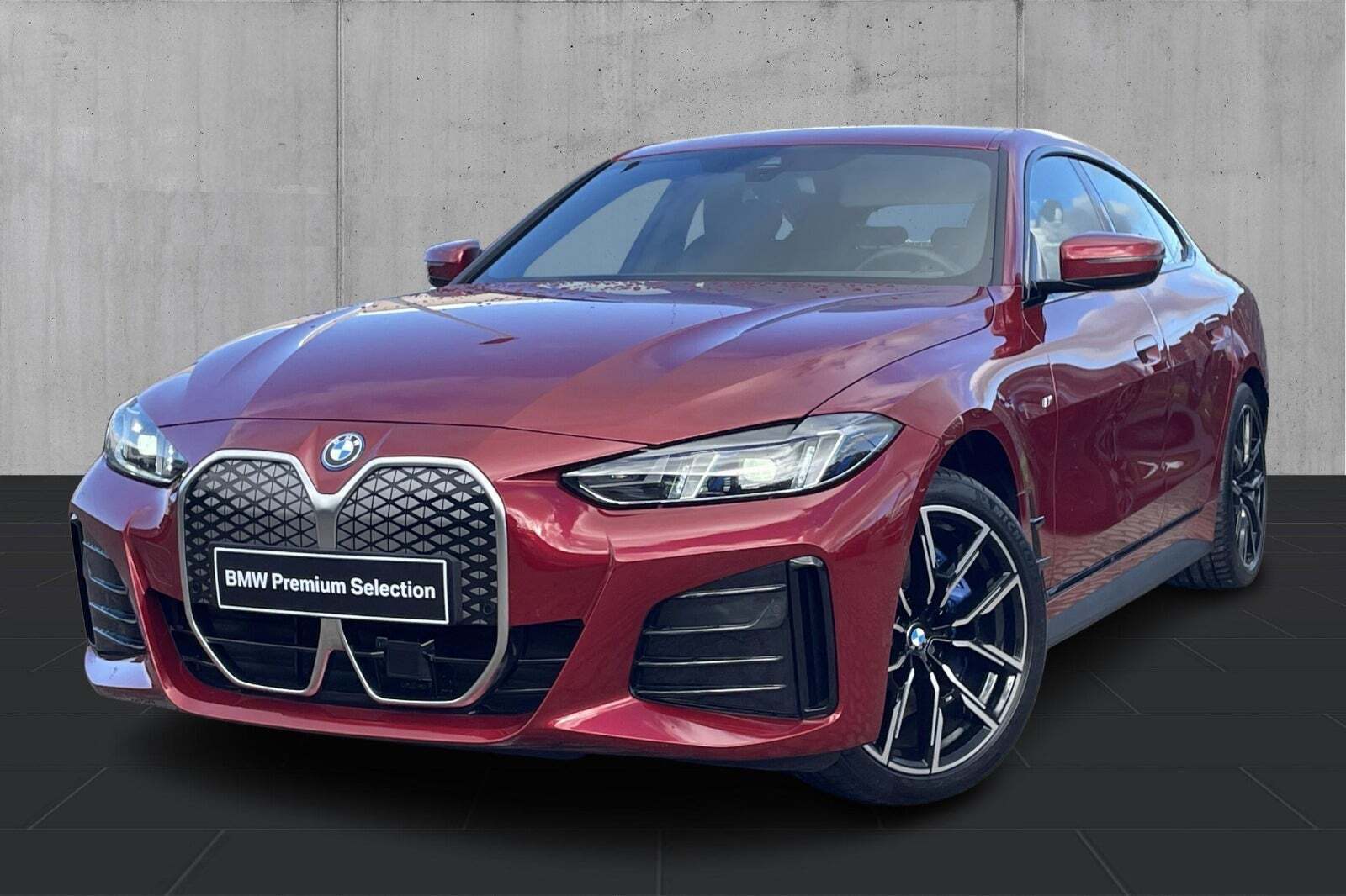 Rød BMW i4 fra 2025 set udefra