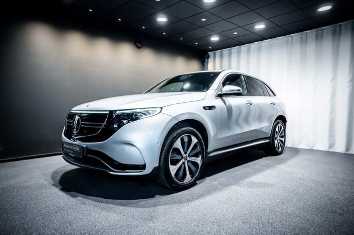 Sølv Mercedes EQC400 fra 2020 set udefra