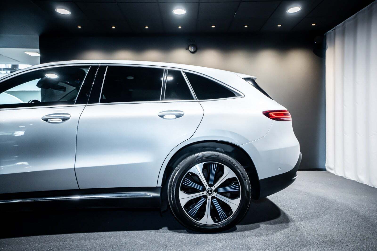 Sølv Mercedes EQC400 fra 2020