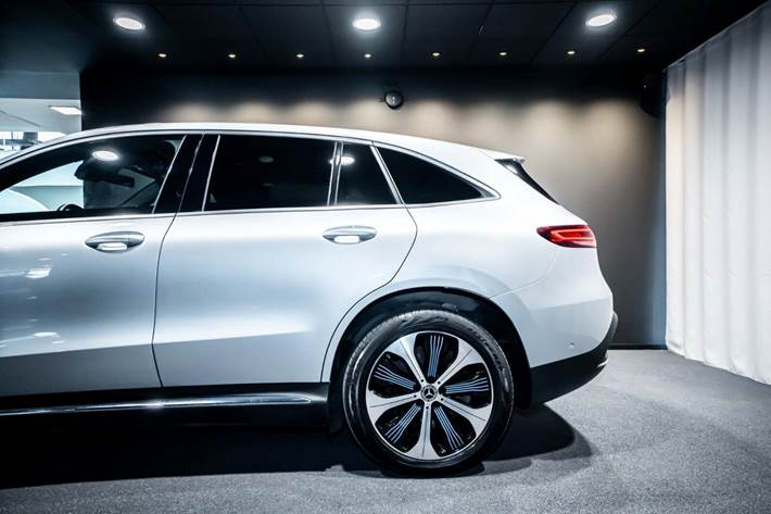 Sølv Mercedes EQC400 fra 2020