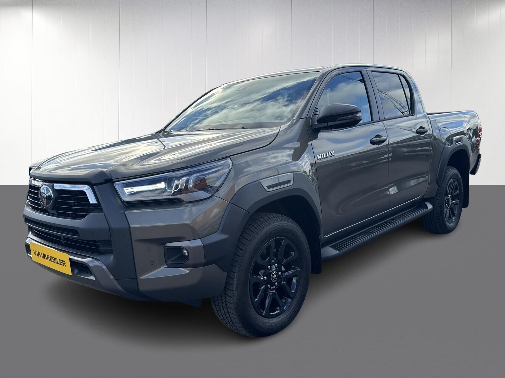 Bronze Toyota HiLux fra 2025 set udefra