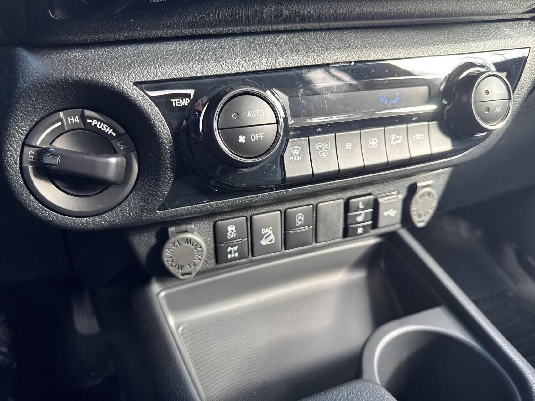 Bronze Toyota HiLux fra 2025