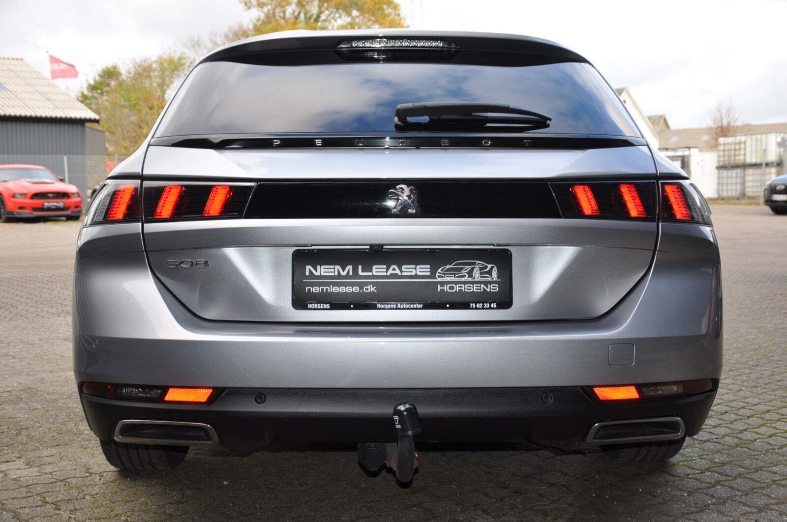 Grå Peugeot 508 fra 2019 set udefra
