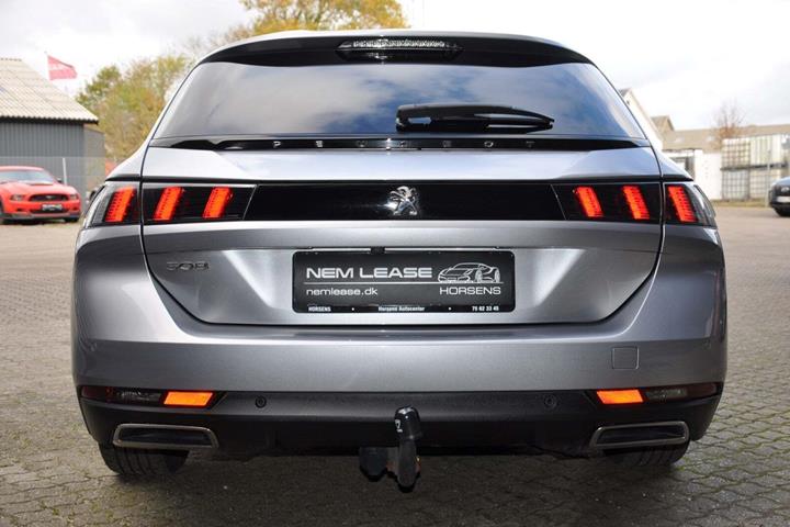 Grå Peugeot 508 fra 2019 set udefra