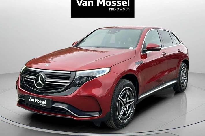 Rød Mercedes EQC400 fra 2022 set udefra