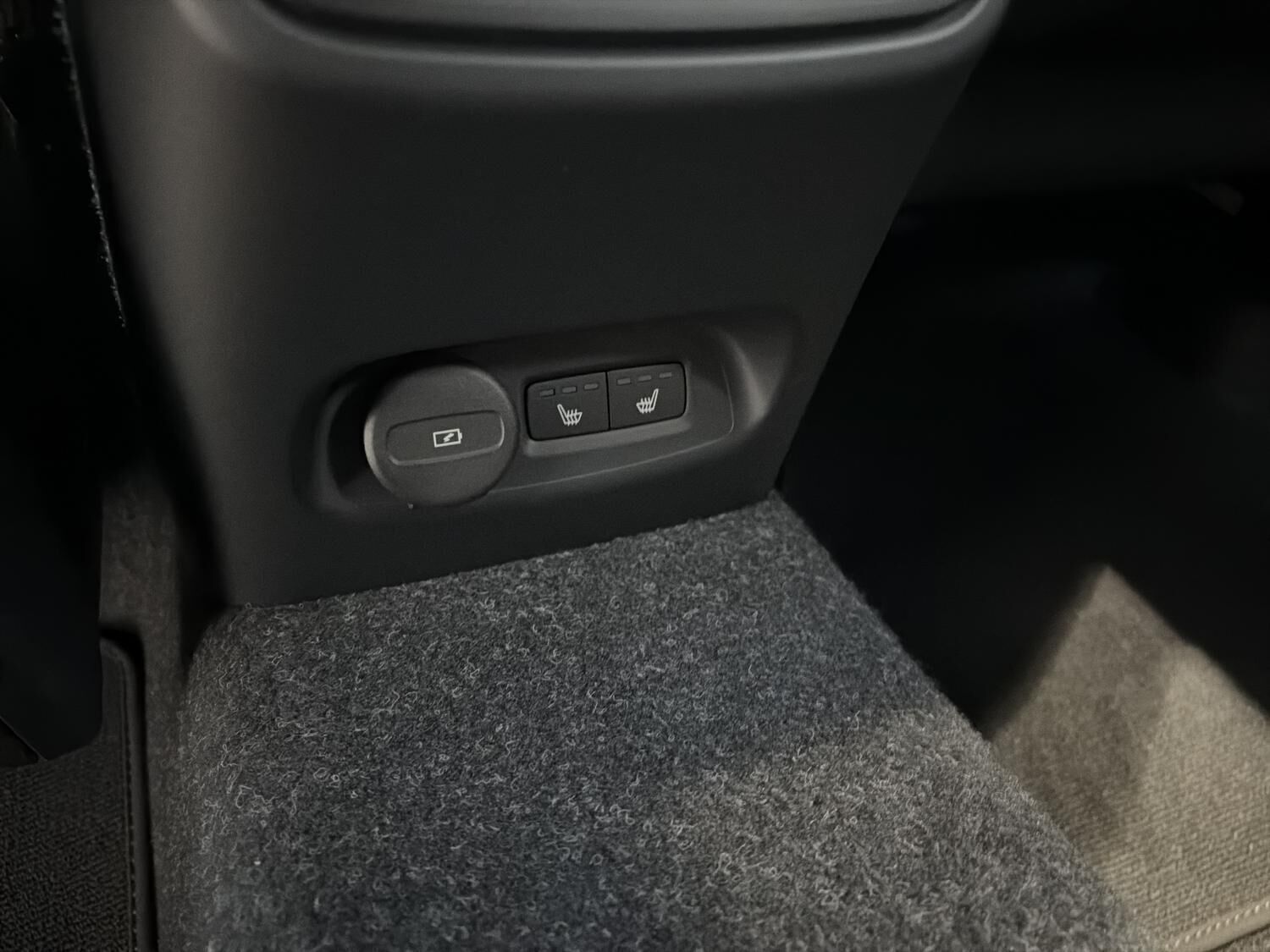 Grå Volvo EX40 fra 2025