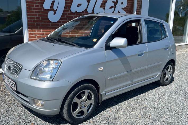 Sølv Kia Picanto fra 2006 set udefra