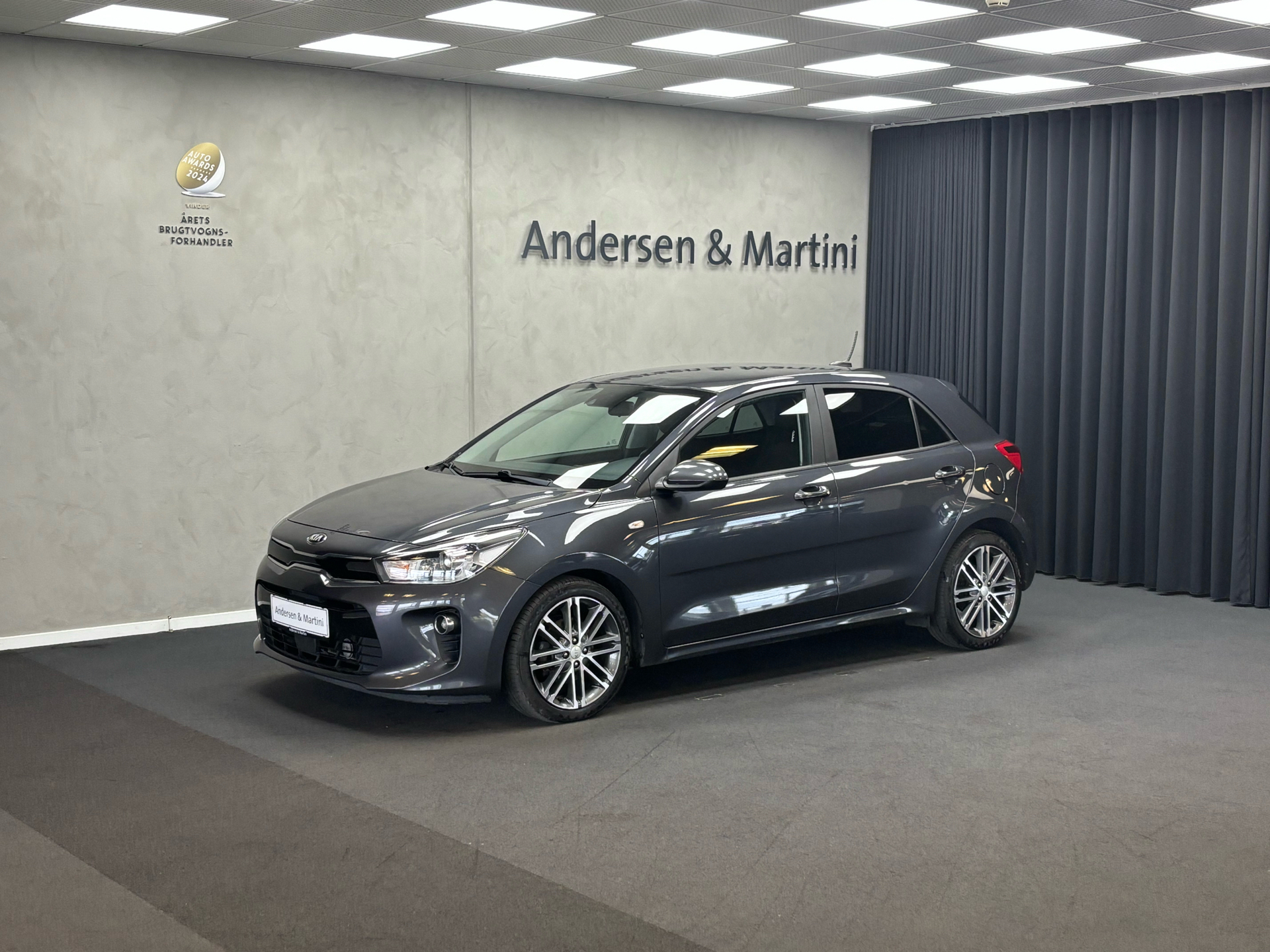 Grå Kia Rio fra 2019 set udefra