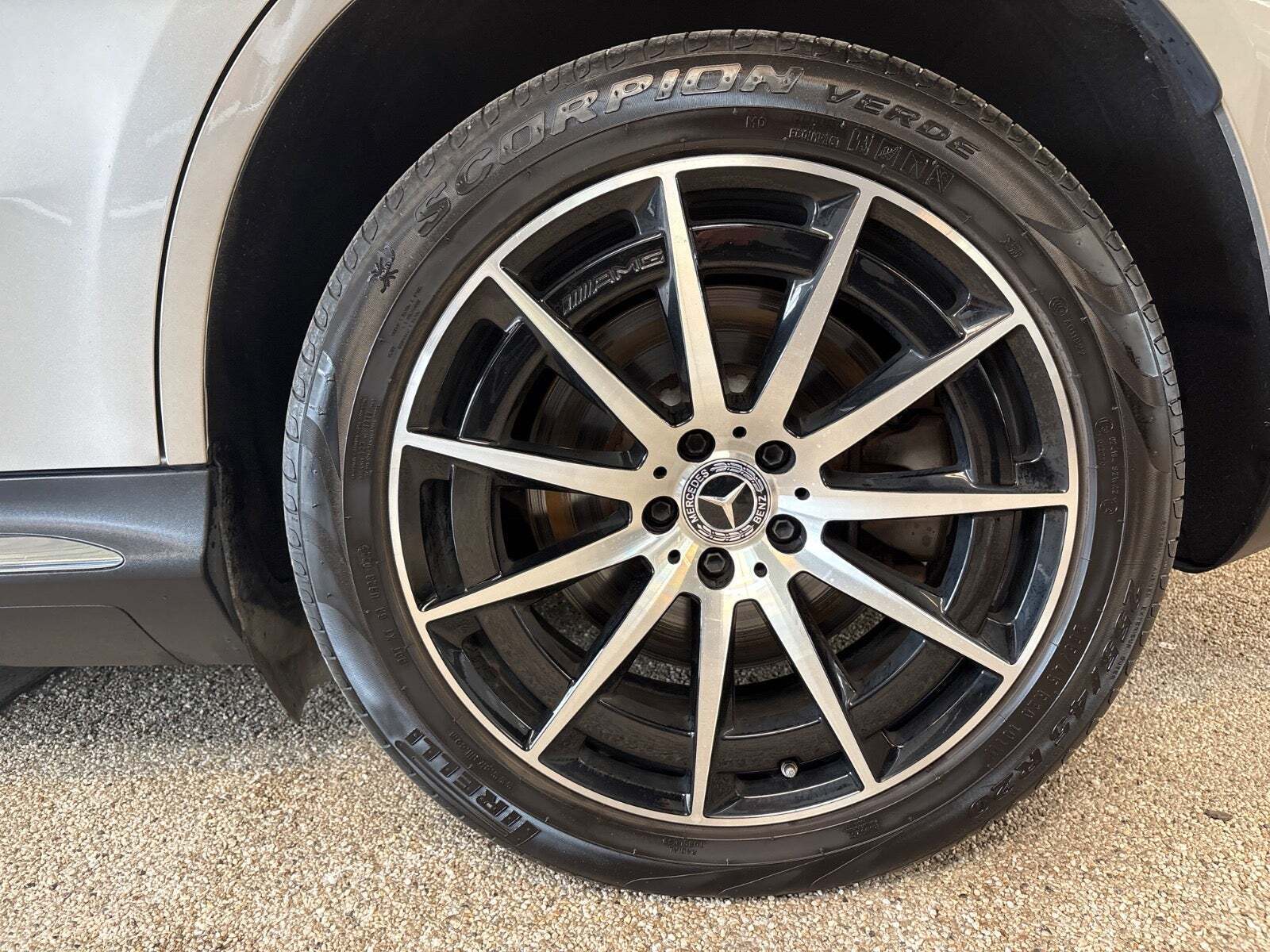 Orange Mercedes EQC400 fra 2023