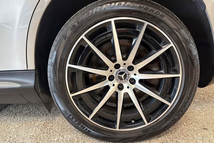 Orange Mercedes EQC400 fra 2023