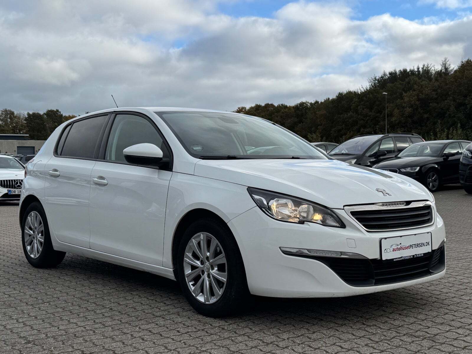 Hvid Peugeot 308 fra 2014 set udefra