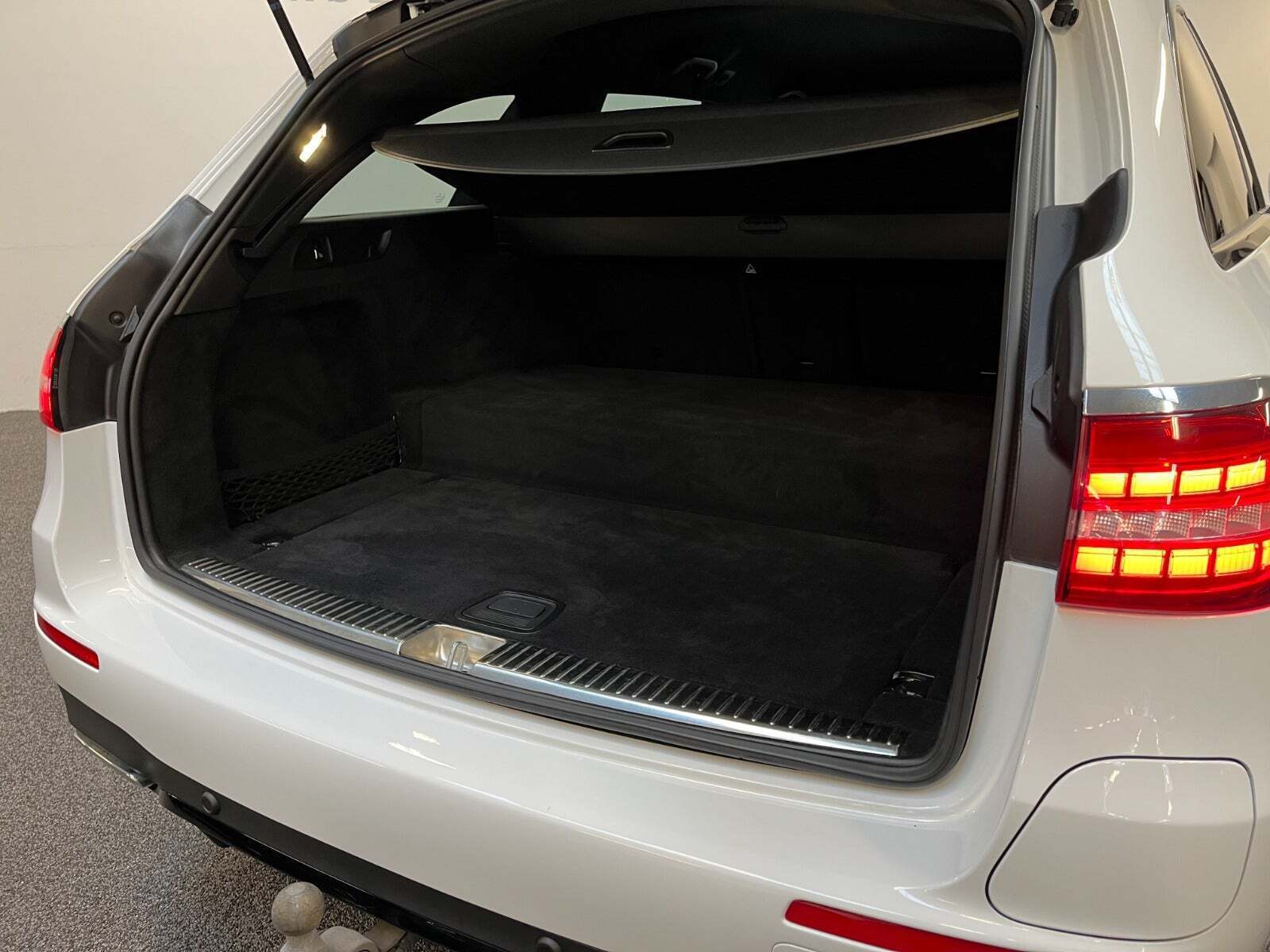 Hvid Mercedes E300 de fra 2022